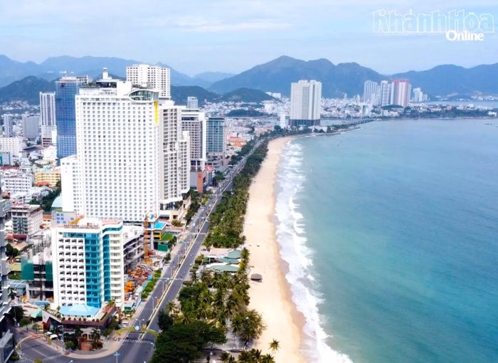 Bãi biển Nha Trang - tâm điểm phát triển đô thị của Khánh Hòa.
