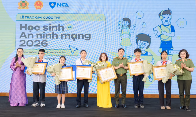 Các học sinh xuất sắc nhận giải tại cuộc thi An ninh mạng 2026. Ảnh: Đăng Khoa