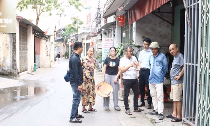 Đại diện Trung tâm Thoát nước và Xử lý nước thải cùng chính quyền địa phương làm việc với người dân để xác định nguyên nhân tắc nghẽn.