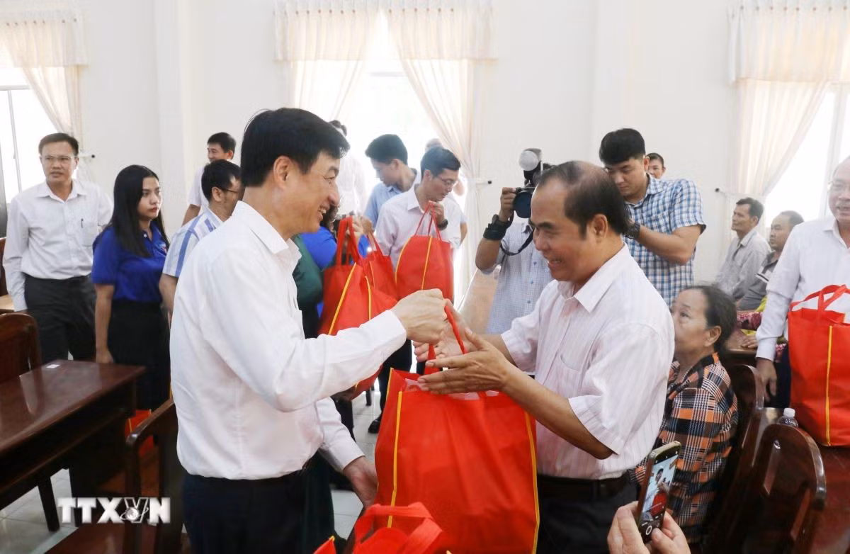 Hình ảnh ấm áp khi đồng chí Nguyễn Duy Ngọc trực tiếp thăm hỏi và tặng quà các gia đình chính sách tại thành phố Cần Thơ. (Ảnh: Ngọc Thiện/TTXVN)