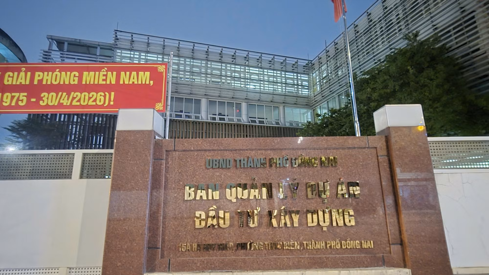 Áp lực đè nặng lên các Ban Quản lý dự án đầu tư xây dựng khi tiến độ giải ngân thực tế thấp hơn nhiều so với kỳ vọng.