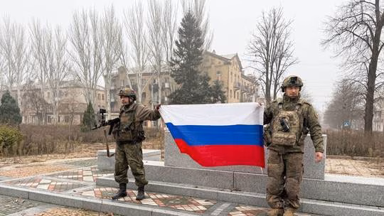 Binh sĩ Nga giương cờ tại Donetsk - khu vực trọng yếu trong các yêu cầu đàm phán của Moscow. Ảnh: Sputnik