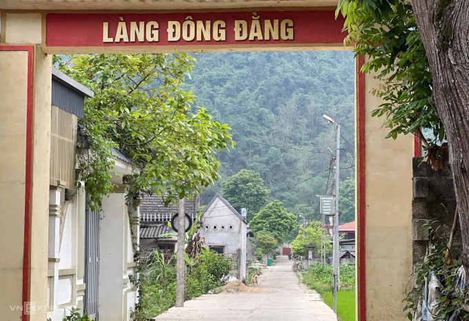 Cổng vào làng Đông Đằng, nơi 138 hộ dân cùng chung một ý thức bảo vệ di sản thiên nhiên của cha ông.