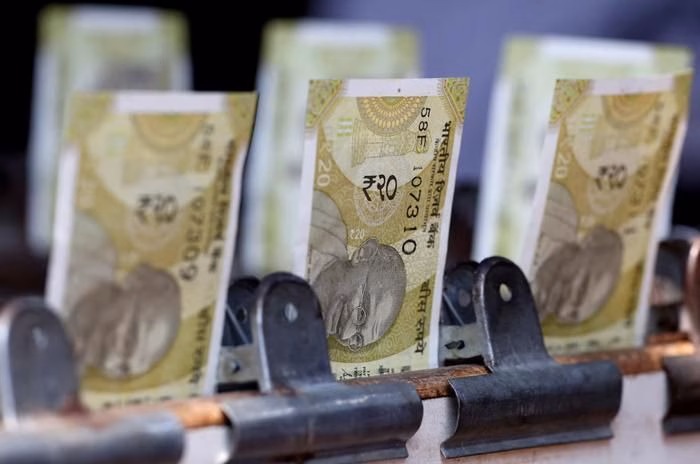 Những tờ tiền mệnh giá 20 rupee tại New Delhi, Ấn Độ - đồng nội tệ này đang chịu áp lực lớn từ chi phí nhập khẩu năng lượng. Ảnh: REUTERS