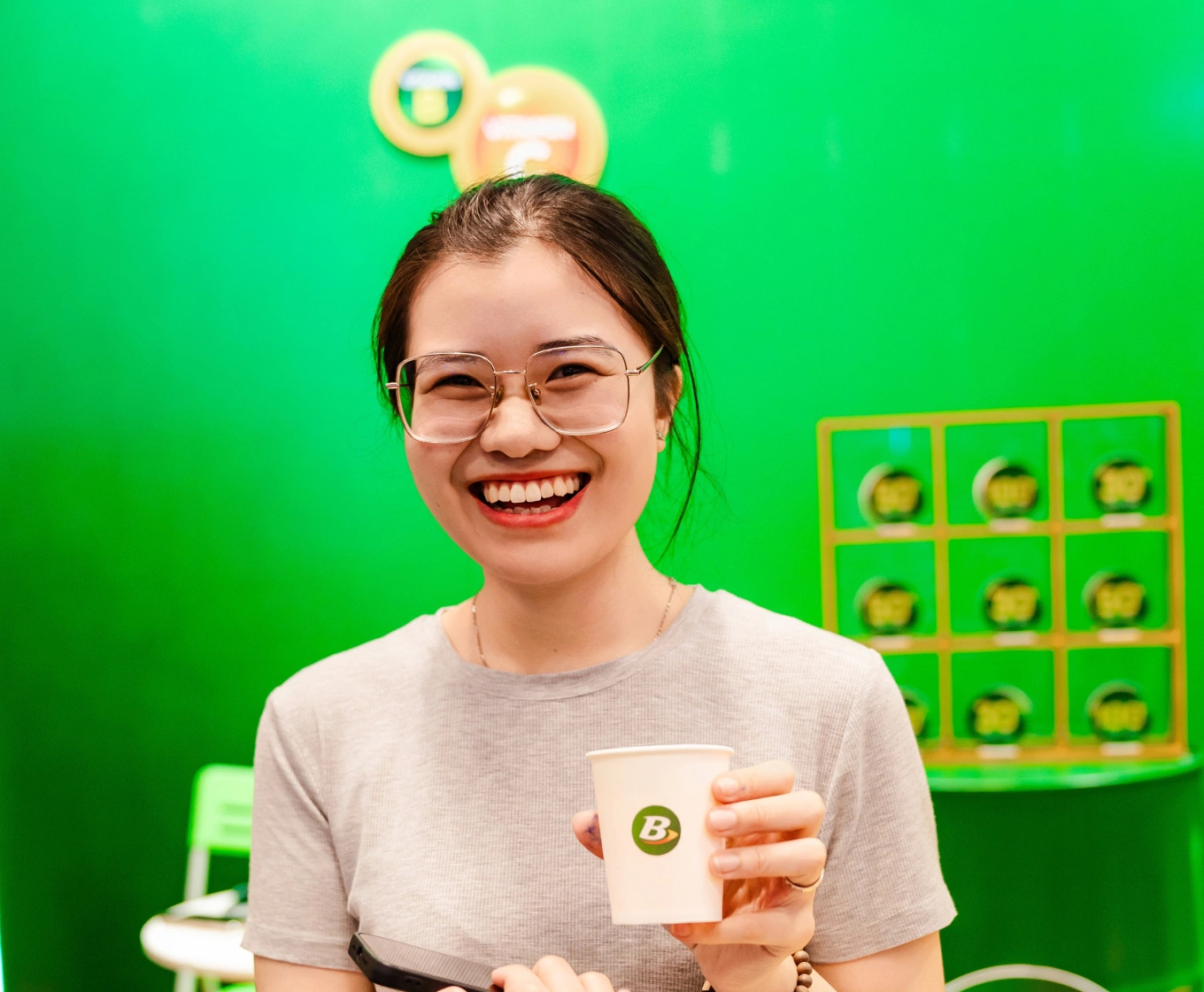 Một bạn trẻ tham gia trải nghiệm bổ sung vitamin và khoáng chất. Ảnh: Nhật Quang